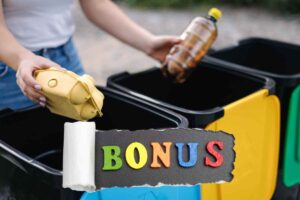 Una persona fa la raccolta differenziata e davanti la scritta bonus