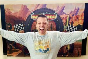 Tiziano Ferro felice al compleanno dei figli