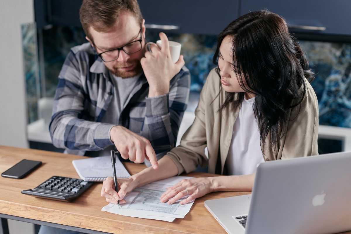 Coppia svolge calcoli per le spese mensili