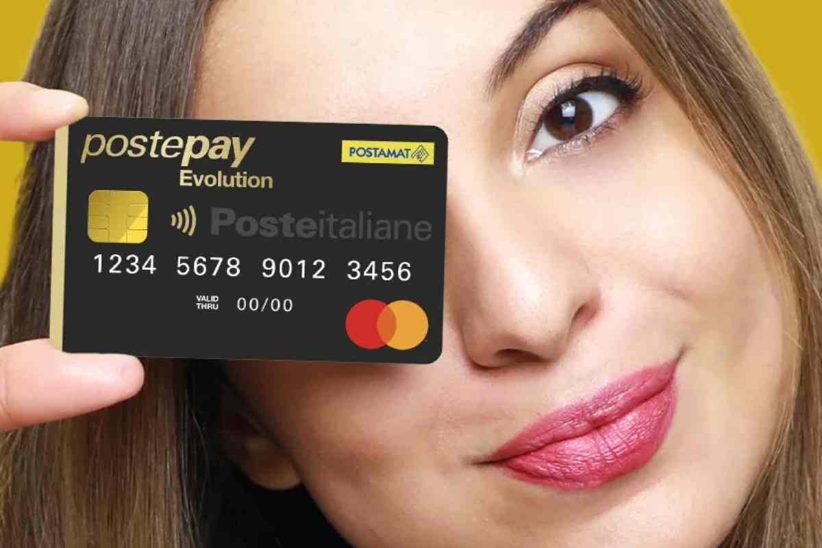 donna che poggia su un occhio la postepay