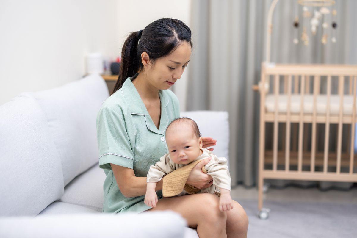 Mamma accudisce figlio neonato