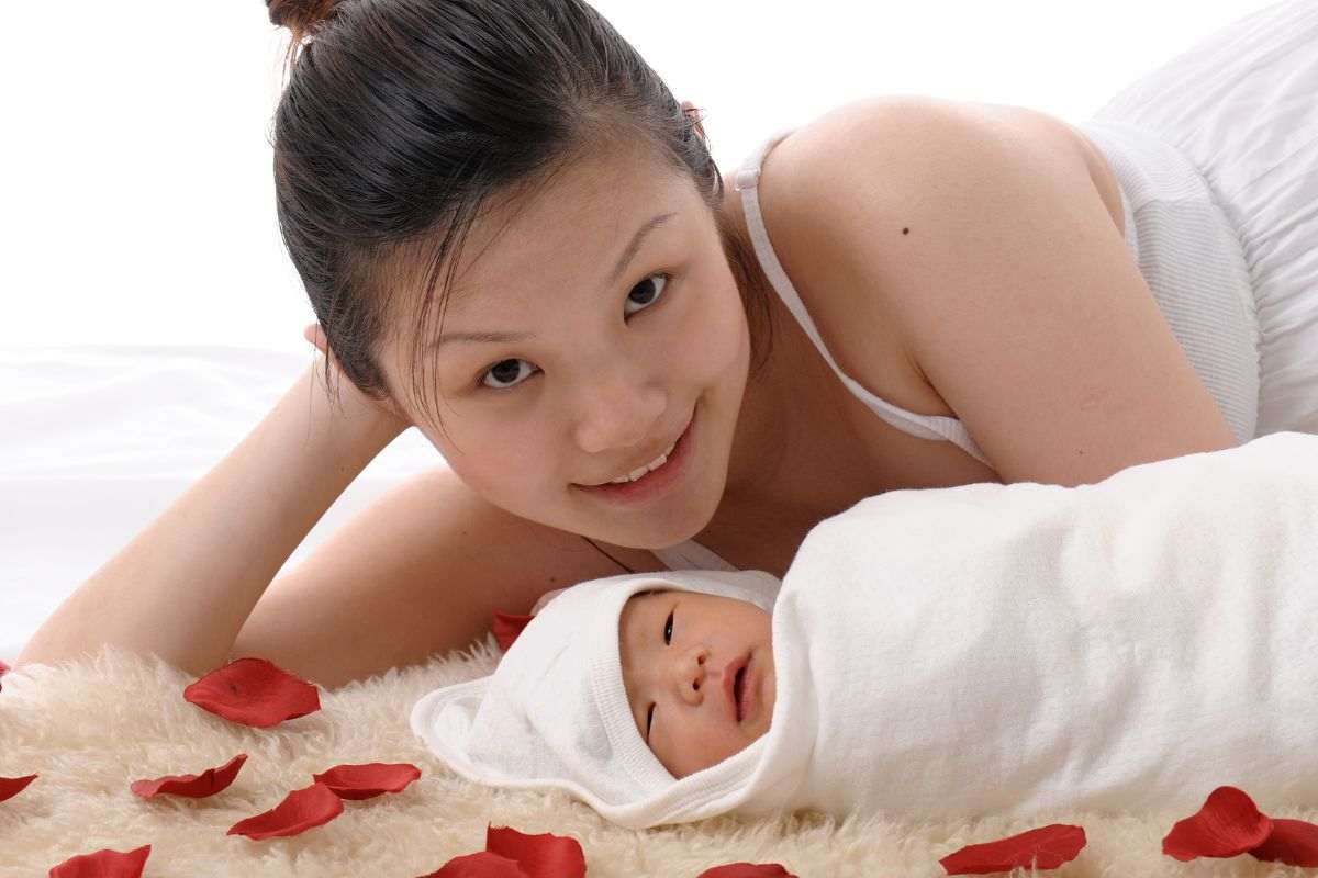 Mamma e bimba asiatici