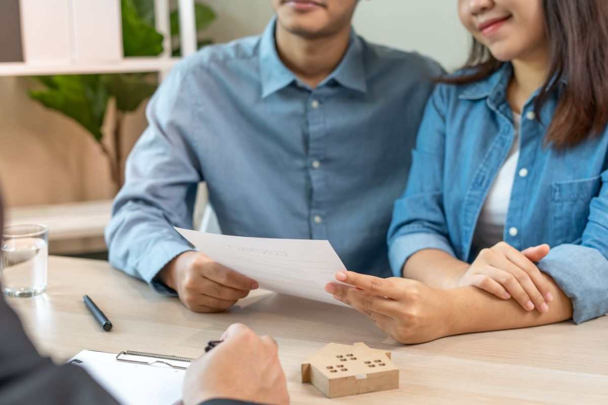 coppia che acquista una casa